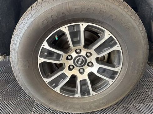 Used 2024 Nissan Titan SV w/ SV Convenience Package RWD image 10