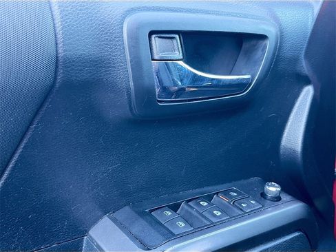 Used 2018 Toyota Tacoma TRD Sport image 18