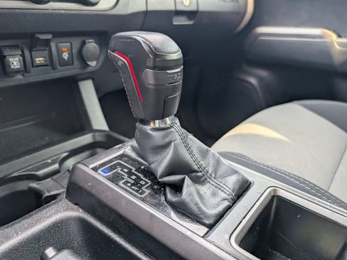 Used 2021 Toyota Tacoma TRD Off-Road w/ Technology Package AWD/4WD image 17