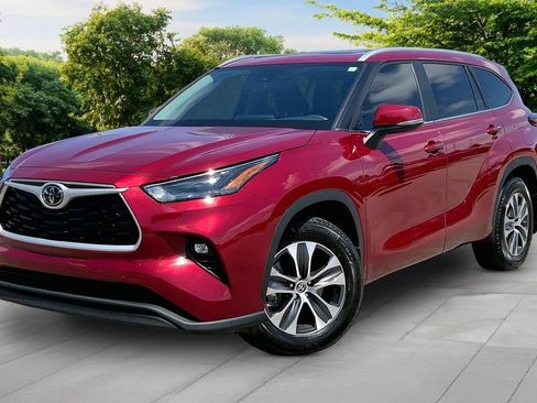 Used 2023 Toyota Highlander XLE AWD/4WD image 1
