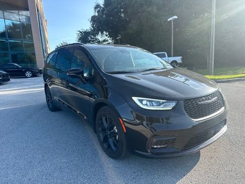 Used 2025 Chrysler Pacifica Limited FWD image 10