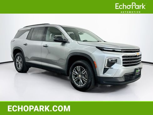 Used 2025 Chevrolet Traverse LT AWD/4WD image 1