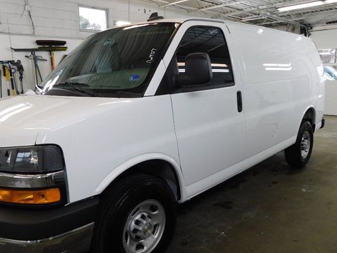 Used 2025 Chevrolet Express 2500 w/ Driver Convenience Package image 9