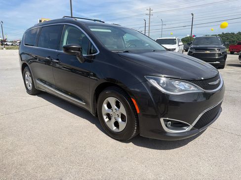Used 2017 Chrysler Pacifica Touring-L Plus FWD image 1
