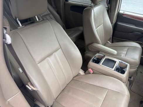 Used 2013 Chrysler Town & Country Touring FWD image 14