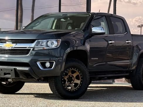 Used 2017 Chevrolet Colorado LT w/ Luxury Package, Chrome AWD/4WD image 2