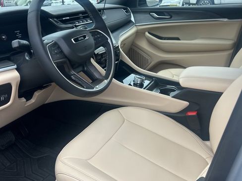 Used 2025 Jeep Grand Cherokee Limited w/ Black Appearance Package image 16