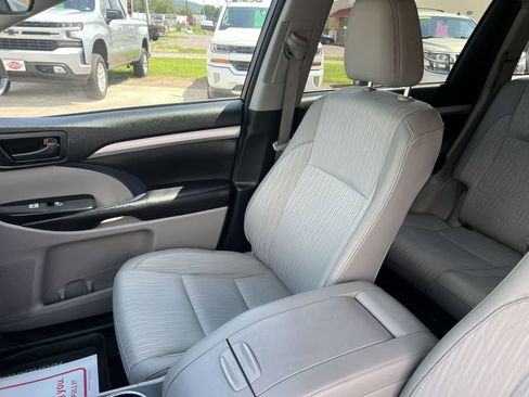 Used 2017 Toyota Highlander LE image 11