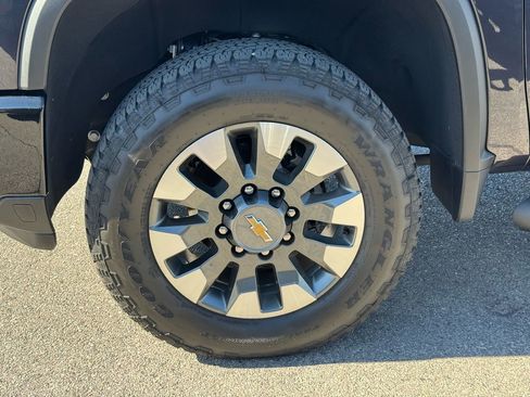 Used 2024 Chevrolet Silverado 2500 Custom w/ Custom Value Package AWD/4WD image 11