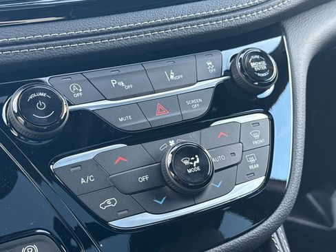 New 2026 Chrysler Pacifica Limited image 19