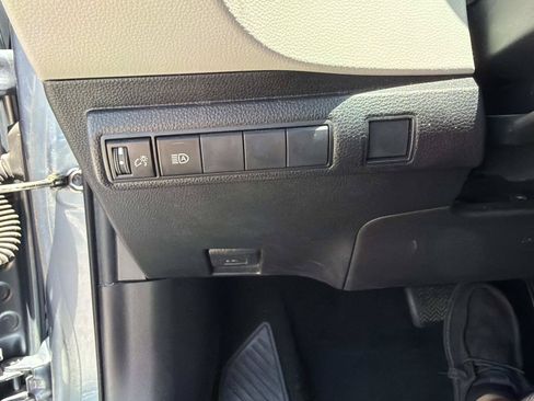 Used 2020 Toyota Corolla LE FWD image 27
