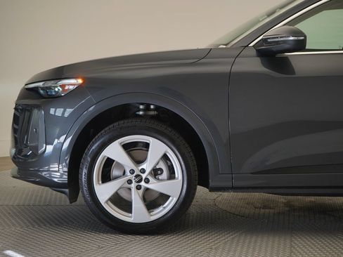 Used 2025 Audi Q5 Premium Plus w/ Premium Plus AWD/4WD image 2