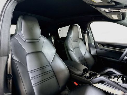 Certified 2025 Porsche Cayenne Turbo AWD/4WD image 18