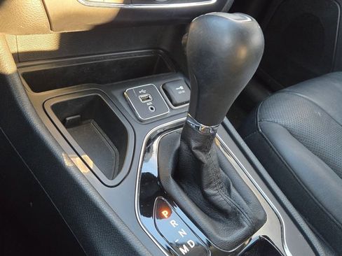 Used 2019 Jeep Cherokee Overland w/ Technology Group image 15