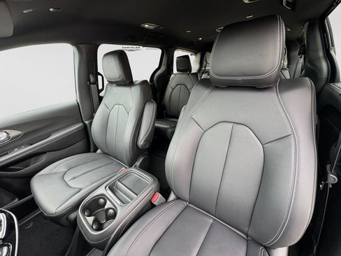New 2027 Chrysler Pacifica Select w/ Family Tech Group FWD image 19