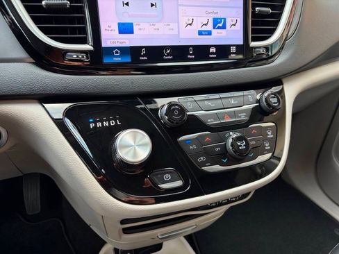 Used 2023 Chrysler Pacifica Touring-L FWD image 32