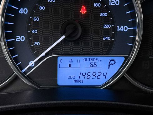 Used 2015 Toyota Corolla LE image 28