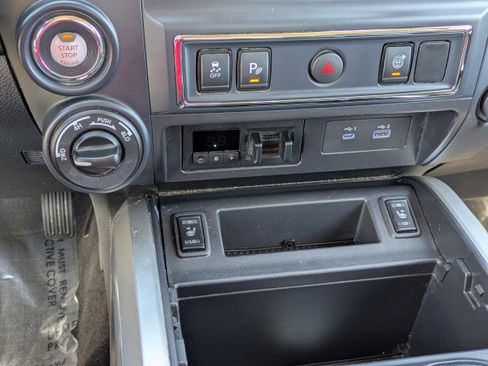 Used 2022 Nissan Titan SV w/ SV Convenience Package image 24