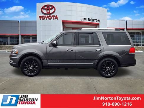 Used 2017 Lincoln Navigator Select image 4
