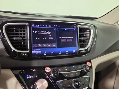 Used 2024 Chrysler Pacifica Touring-L FWD image 18