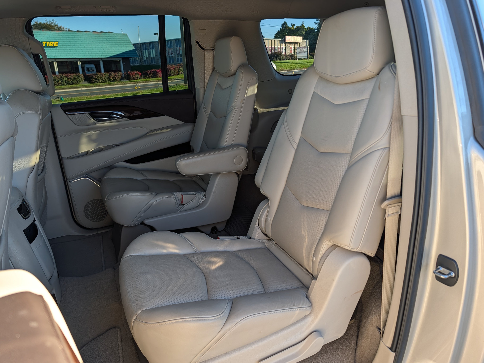 Used 2017 Cadillac Escalade ESV Luxury AWD/4WD image 18