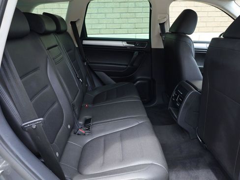 Used 2017 Volkswagen Touareg Sport AWD/4WD image 25