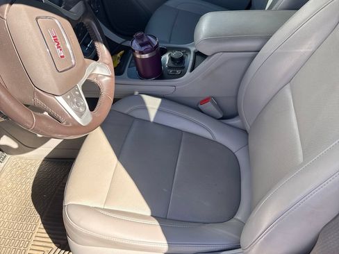 Used 2021 GMC Acadia SLT w/ Technology Package AWD/4WD image 3