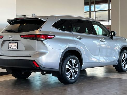 Certified 2022 Toyota Highlander XLE image 4