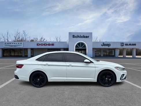 Used 2025 Volkswagen Jetta SE FWD image 2