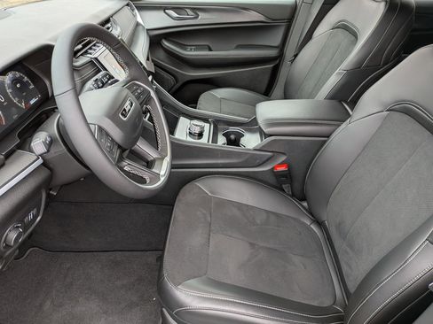 New 2025 Jeep Grand Cherokee Altitude image 11