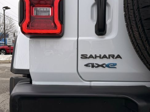 Used 2025 Jeep Wrangler Sahara 4xe image 15