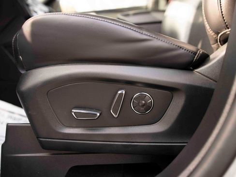 Used 2020 Ford Explorer Platinum w/ Premium Technology Package image 17