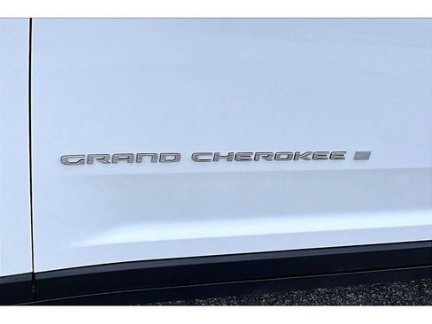 Certified 2024 Jeep Grand Cherokee Laredo AWD/4WD image 39