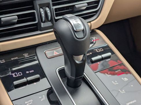 Certified 2026 Porsche Macan AWD/4WD image 19