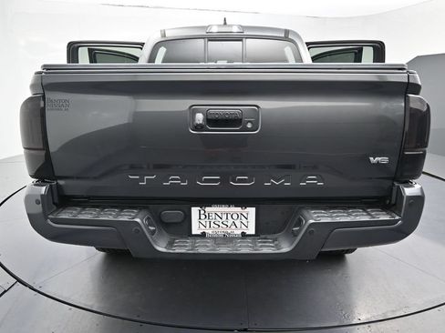 Used 2016 Toyota Tacoma Limited RWD image 10