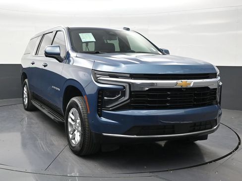 Used 2025 Chevrolet Suburban LS RWD image 7