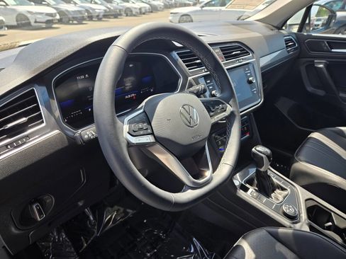 Used 2024 Volkswagen Tiguan SE w/ Panoramic Sunroof Package AWD/4WD image 13