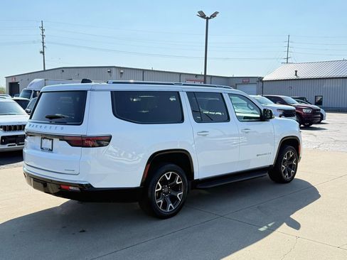 Used 2024 Jeep Wagoneer L Series III w/ Flexible Seating Group AWD/4WD image 7