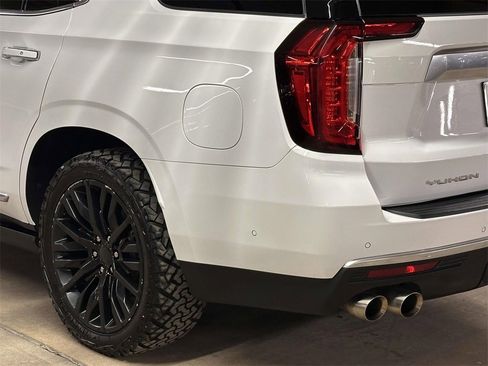 Used 2023 GMC Yukon Denali w/ Denali Reserve Package image 11