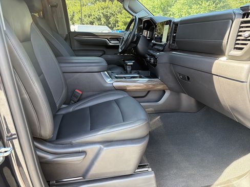 Used 2024 Chevrolet Silverado 1500 LT Trail Boss w/ Convenience Package II AWD/4WD image 16