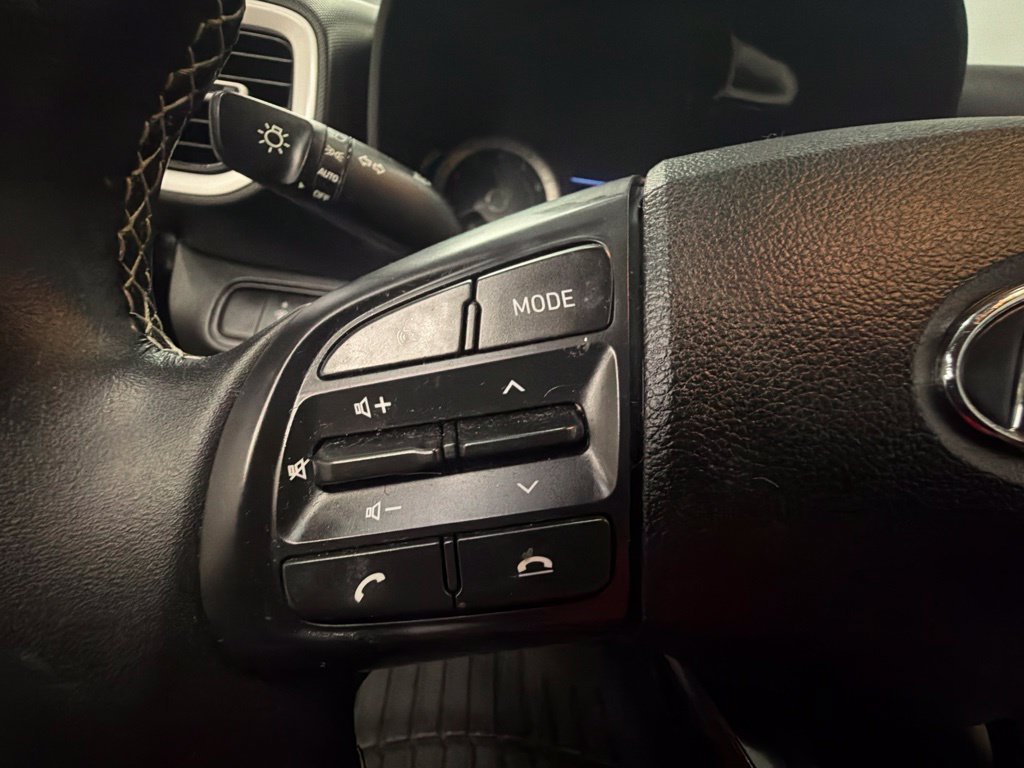 Used 2022 Hyundai Venue Limited FWD image 18