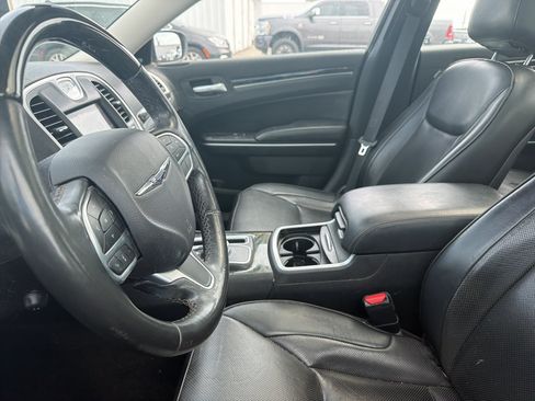 Used 2019 Chrysler 300 Limited AWD/4WD image 9