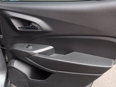 Used 2025 Chevrolet Trax LT FWD image 36