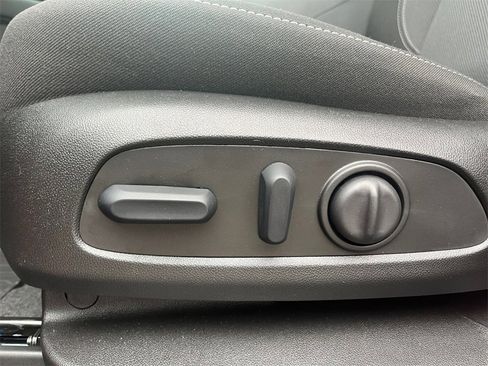 Used 2025 Chevrolet Blazer LT w/ Convenience Package image 13