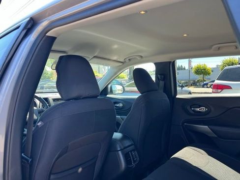 Used 2019 Jeep Cherokee Latitude w/ Popular Appearance Group AWD/4WD image 7