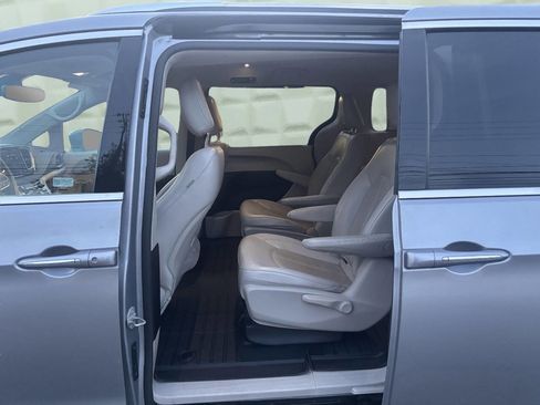 Used 2021 Chrysler Pacifica Touring-L FWD image 15