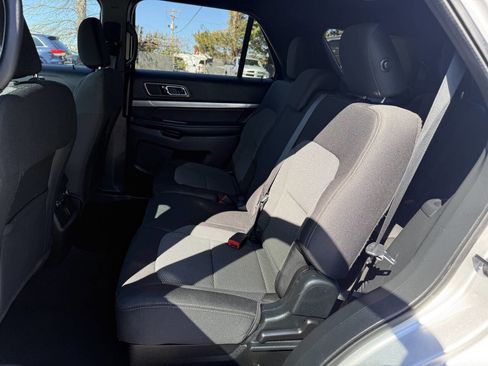 Used 2019 Ford Explorer XLT image 11
