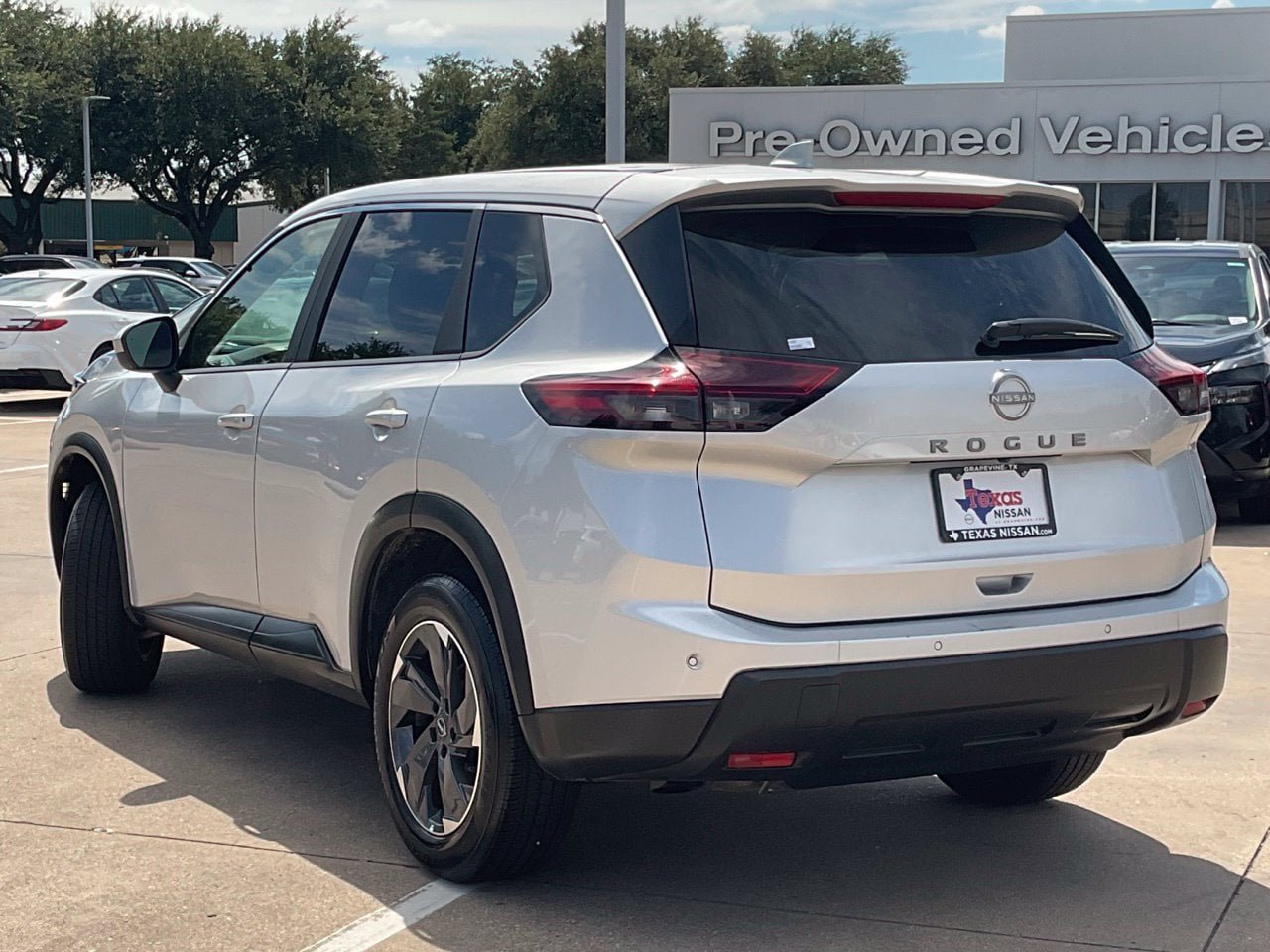 Used 2025 Nissan Rogue SV FWD image 6