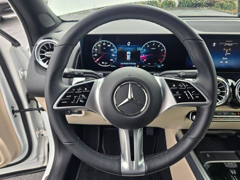Used 2025 Mercedes-Benz GLB 250 4MATIC image 14