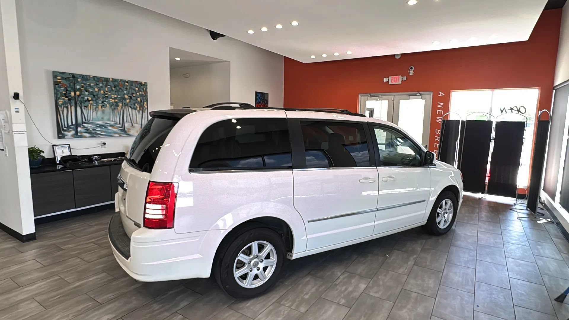 Used 2010 Chrysler Town & Country Touring FWD image 4